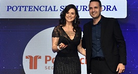 Priscila Barony, Superintendente, e Felipe Portugal, Gerente Comercial da Pottencial Seguradora receberam o troféu