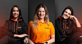     Legenda da imagem: da esquerda para a direita, Pamela Teodoro, gerente administrativa, Jessica Becker, superintendente comercial, e Marina Belotto, gerente de marketing