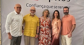 Da esquerda para direita: Fernando Menezes, diretor de compliance; Nélio Alvarez, novo presidente; Elisabete Prado, ex-presidente; Beatriz Cavalcante, diretora comercial e Leonardo Bagno, diretor jurídico – Foto: Divulgação