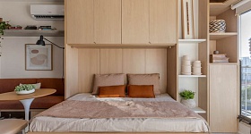 Entre os principais destaques do projeto, o arquiteto Raphael Wittmann ressalta a marcenaria planejada, a cama retrátil e os móveis soltos versáteis e compactos | Projeto Rawi Arquitetura + Design | Foto: Rafael Renzo