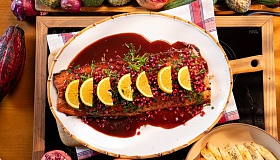  Clara in Casa - Salmão Assado com Glacê de Romã - Divulgação: Clara Resorts