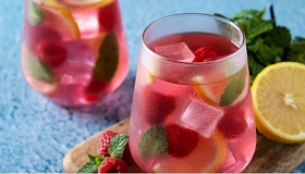   Coloridos, leves e saborosos, os drinks sem álcool ajudam a manter a hidratação nos dias quentes de verão - Crédito das fotos Freepik