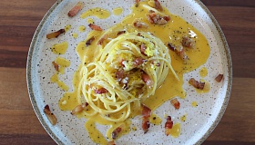  Carbonara com toque brasileiro: Spaghetti alla Sudestina combina tradição italiana com queijo Canastra - Divulgação Barilla