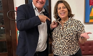 Fátima Monteiro recebe do padrinho e diretor do Clube da Bolinha-RJ, Gilberto Villela, e coloca o distintivo que identifica os membros da confraria há mais de sete décadas - Foto: Divulgação