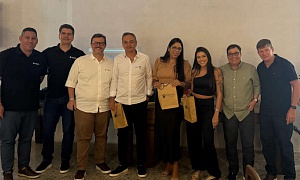  Representantes das seguradoras e os profissionais do mercado da região reunidos neste evento de muita alegria com o diretor da AECOR-RJ, Jayme Torres (último à direita) – Foto: Divulgação
