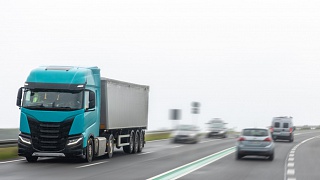  O motorista precisa entender que um caminhão não freia como um carro e possui pontos cegos críticos - Freepik