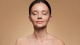  Legenda: A exposição constante à própria imagem em vídeos e reuniões online tem levado mais pessoas a buscar cirurgias faciais, muitas vezes motivadas por percepções distorcidas causadas pela câmera - Crédito: Freepik