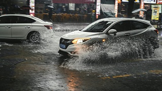  De acordo com a Defesa Civil de São Paulo, 15 centímetros de lâmina de água já são suficientes para carregar um carro - Unsplash