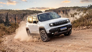 Com novas grades frontais, que destacam as tradicionais sete fendas, seguindo as novas linhas de design da Jeep, o Novo Renegade reforça a iconicidade do modelo logo à primeira vista 