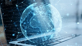 Receber em dólar é consequência direta de uma atuação estratégica na área (Créditos: Envato)