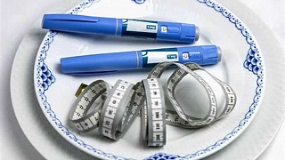   Retatrutida é uma nova classe de medicamento em estudo para tratamento da obesidade, que atua simultaneamente em três hormônios ligados ao controle da fome, do metabolismo e da saciedade.