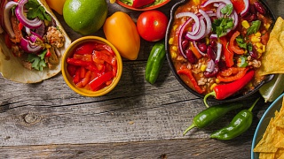 Refeições mal escolhidas ou com temperos muito extravagantes podem causar indigestão e intoxicação alimentar aos viajantes - Freepik