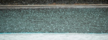 Piscina na chuva - Unsplash