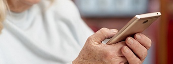 Pessoas idosas jamais devem repassar dados pessoais ou bancários por telefone ou mensagens - Freepik