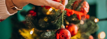 Chegou a época mais querida de todas e entre luzes, memórias e presentes, a decoração natalina inaugura o período de celebrações e preparação para o novo ano que se aproxima | Foto: Freepik