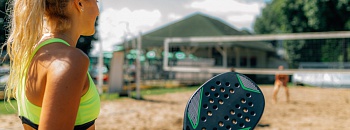  Pesquisa no Brazilian Journal of Health Review indica que 50% dos praticantes de beach tennis avaliados já apresentaram algum tipo de lesão. Foto: banco de imagens