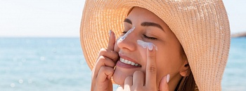 Com as altas temperaturas e o aumento da intensidade solar, o verão exige atenção redobrada aos cuidados com a pele. - Divulgação | Faculdade Santa Marcelina | ShutterStock