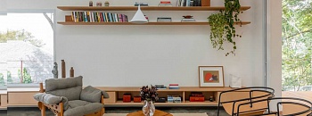 Planejamento, mobiliário, iluminação e acabamentos fazem toda a diferença no ambiente mais acolhedor da residência. Vale também apostar em peças de design nacional, como Sérgio Rodrigues, Lina Bo Bardi e Alessandra Delgado, apresentados no projeto acima | Projeto Rawi Arquitetura + Design | Foto: Rafael Renzo