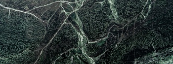 A pedra natural Pinta Verde, do Ceará, foi uma das escolhas do arquiteto Leo Zanatta para a confecção da Mesa Austral