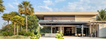 Área de lazer com duas piscinas — a principal, mais ampla, e uma segunda em estilo spa. Projeto com paisagismo do escritório Depieri Paisagismo, arquitetura de Denise Zuba Arquitetos e construção de LV Engenharia | Foto de Edgar Cesar