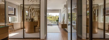 Com a tecnologia refletiva, o vidro reflecta se conecta ao projeto pela percepção na luz e as experiências sensorial dos ambientes, conforme percebido neste closet projetado pelos arquitetos Mariana Meneghisso e Alexandre Pasquotto | Projeto Meneghisso & Pasquotto Arquitetura | Foto: JP Image