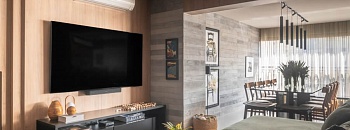  As cortinas blackout são uma ótima opção para quem tem problemas na hora dormir ou apenas não gosta do reflexo da luz na televisão no meio do filme. A escolha é versátil e eficaz para quem busca conforto e funcionalidade sem abrir mão do estilo | Projeto da Dantas & Passos Arquitetura | Foto: Henrique Ribeiro