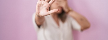 Em 7 de agosto é aniversário da Lei Maria da Penha e existem várias medidas protetivas que podem ser concedidas para as mulheres - Freepik