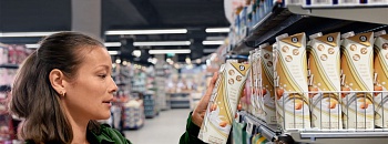  Consumidora lendo informações de embalagem longa vida