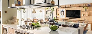 No projeto que realizou para morar com sua família, o arquiteto Bruno Moraes relata sua preferência por ambientes integrados, uma vez que gosta de recepcionar bem e estar em contato com as visitas a todo o momento. Entretanto, em situações pontuais, ele também lançou mão de divisórias que ajudam na dinâmica do apartamento | Projeto BMA Studio | Foto: Guilherme Pucci