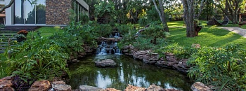 O som da água, a textura das pedras, a variedade de tons das espécies e os aromas do jardim são alguns exemplos de sensações | Projeto de paisagismo: Depieri Paisagismo | Projeto de arquitetura: MAAI Arquitetura | Foto: Clausem Bonifacio