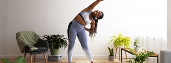 Exercícios na sala - Freepik / Divulgação