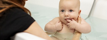 Um banho de rotina, um bebê internado e um alerta urgente para creches e berçários - Freepik