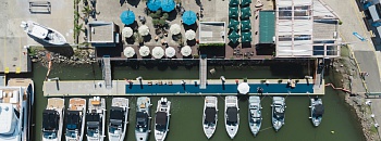 Expedição inédita reunirá mais de 30 barcos e vai conectar cidades do litoral de SC  O Fibrafort Factory, realizado na Marina Itajaí, vai reunir toda a linha Focker na água, com test drives, condições direto de fábrica e programação aberta ao público. A edição deste ano conta com uma expedição inédita, com a proposta de reunir cerca de 30 lanchas. A expectativa é atrair visitantes de diferentes regiões do país ao longo dos nove dias.  Santa Catarina concentra cerca de 18% das empresas fabricantes de embarcações de esporte e lazer do país, segundo último levantamento do Sebrae. O estado é conhecido também por receber eventos globais como a The Ocean Race, já confirmada novamente em Itajaí (SC) para 2027, e o maior Boat Show do Sul do Brasil. Além disso, SC concentra estaleiros de relevância no cenário nacional e internacional, como a Fibrafort, maior fabricante de barcos da América Latina com 35 anos de trajetória, responsável por produzir as lanchas Focker.  A empresa, que já soma 19 mil barcos entregues no mundo, realiza a 3ª edição do Fibrafort Factory, de 11 a 19 de abril, na Marina Itajaí, no litoral norte. A programação inclui uma expedição inédita no dia 18, com a projeção de reunir cerca de 30 lanchas Focker de diferentes cidades do litoral catarinense, como Porto Belo, Bombinhas, Florianópolis e Joinville. O ponto de encontro será na Marina Itajaí e, de lá, o grupo segue até a fábrica do estaleiro para uma visita guiada ao processo de produção das lanchas.  “Buscamos, a cada edição, evoluir o formato do evento e trazer iniciativas que aproximem o cliente da marca. Neste ano, lançamos a primeira expedição oficial da Focker, alinhada ao conceito da nova linha Explorer, recentemente apresentada pela marca, que traz a proposta de explorar novos destinos e reforçar o espírito de aventura na navegação. A ideia é fortalecer esse relacionamento com os nossos clientes e amantes da marca. Além disso, durante o Fibrafort Factory, os visitantes terão acesso a condições comerciais diferenciadas, com modelos disponíveis na água para visitação e test drive”, afirma Bárbara Martendal, diretora de negócios da Fibrafort.  Durante o evento, toda a linha de embarcações Focker estará em exibição na água, com modelos de 18 a 42 pés abertos à visitação e test drives. O público também poderá acessar condições de fábrica para aquisição das lanchas. Aberto ao público, o Fibrafort Factory contará ainda com programação paralela, como música ao vivo. Ao longo dos dias de feira, a expectativa é receber visitantes de diferentes regiões do país.  Serviço O quê: 3ª edição do Fibrafort Factory Quando: de 11 a 19 de abril, das 9h às 19h Onde: Marina Itajaí — Av. Carlos Ely Castro, 100, Centro, Itajaí (SC) Quanto: Gratuito  Sobre a Fibrafort  Considerada uma das maiores fabricantes de barcos da América Latina, a Fibrafort foi fundada há 35 anos na cidade catarinense de Itajaí, polo náutico brasileiro, e já possui mais de 19 mil barcos entregues no mundo e presença em 56 países. Produz a conceituada linha de lanchas Focker, modelos de embarcações premiados e de alta qualidade, com dimensões que variam entre 18 e 42 pés. São indicadas para a navegação e diversão em família. Design inovador, beleza, praticidade e conforto, acabamentos para garantir durabilidade e menos ruído, além de alta performance, estabilidade e manobrabilidade durante a navegação são algumas das características inconfundíveis da marca que segue rigorosas normas internacionais de segurança.