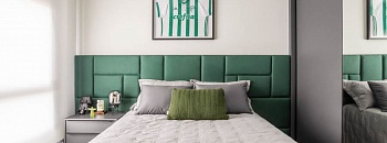 Um dormitório repleto de personalidade: esse projeto assinado pelo arquiteto Bruno Moraes evidencia a grande paixão do morador – o Palmeiras – nos tons evidenciados na cabeceira, no enxoval e na camisa do time que foi emoldurada| Projeto BMA Studio | Foto: Guilherme Pucci