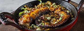  Arroz de Polvo (R$ 188), preparado com arroz biodinâmico, polvo grelhado, coentro, tomate, pimentão vermelho, manjericão, pimenta dedo-de-moça, aioli picante e azeite verde - Elvis Fernandes