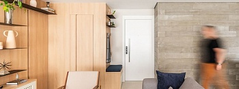 No projeto de seu próprio apartamento, o arquiteto Bruno Moraes elaborou um móvel, bem ao lado da porta principal, que é um espaço para sentar-se, calçar e tirar os sapatos (e com nicho para guardá-los), além de conter um gaveteiro e dois ganchos para pendurar casacos e bolsas | Projeto BMA Studio | Foto: Guilherme Pucci