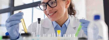 Biomédicas são maioria na profissão em todo o Brasil; profissionais buscam mais espaços nas áreas de pesquisa e na liderança - Freepik | Fabrício Grigoletto