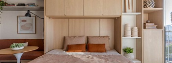 Entre os principais destaques do projeto, o arquiteto Raphael Wittmann ressalta a marcenaria planejada, a cama retrátil e os móveis soltos versáteis e compactos | Projeto Rawi Arquitetura + Design | Foto: Rafael Renzo