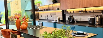 Cozinha assume protagonismo na arquitetura contemporânea e se consolida como centro simbólico, social e estratégico da casa brasileira - Divulgação