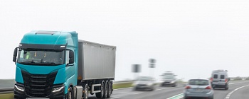  O motorista precisa entender que um caminhão não freia como um carro e possui pontos cegos críticos - Freepik