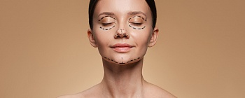  Legenda: A exposição constante à própria imagem em vídeos e reuniões online tem levado mais pessoas a buscar cirurgias faciais, muitas vezes motivadas por percepções distorcidas causadas pela câmera - Crédito: Freepik