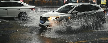  De acordo com a Defesa Civil de São Paulo, 15 centímetros de lâmina de água já são suficientes para carregar um carro - Unsplash