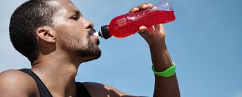 WayHome Studio Homem se hidratando.