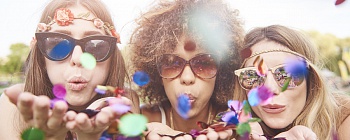  A hidratação constante com água e a alimentação regular continuam sendo os pilares para uma festa segura - Freepik