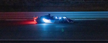 Imagem: Protótipo do Porsche Cayenne Electric e carro da equipe Porsche Fórmula E durante testes da Pré-Temporada, em Valência - Crédito: Fórmula E/Divulgação