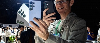     Participante visitando a Experience Zone do Galaxy Unpacked 2026