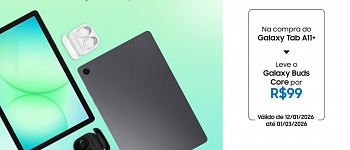Imagem promocional com fundo azul esverdeado apresenta a frente e a traseira do Galaxy Tab A11+ junto ao Galaxy Buds Core nas versões preta e branca - Crédito: Divulgação