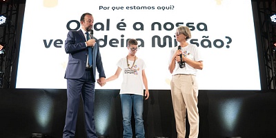 Foto: Rogério Araújo, presidente do Instituto Minha Vida Protegida, recebe a diarista Marlene e seu filho Rafael