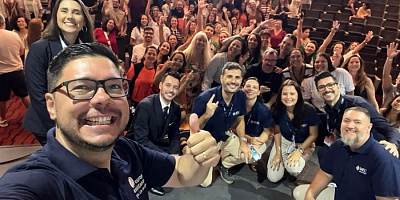   Cassio Guiglielmin, executivo de contas sênior da Europ Assistance Brasil, e agentes de viagens no Seminário de Vendas da MSC Cruzeiros - Divulgação