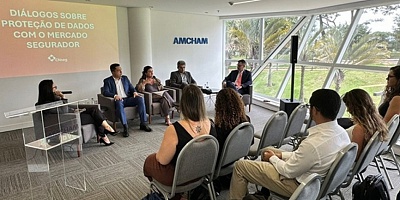 Especialistas e representantes do setor segurador e reguladoras durante debate na capital federal. Foto: Divulgação/CNseg